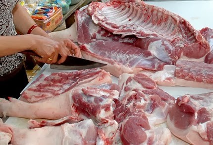 Giá thịt lợn, gà tiếp tục giảm sâu