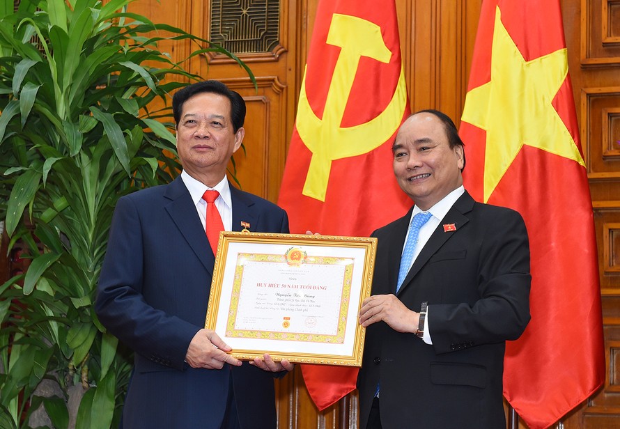 hủ tướng Nguyễn Xuân Phúc trao Huy hiệu 50 năm tuổi Đảng cho đồng chí Nguyễn Tấn Dũng, nguyên Thủ tướng Chính phủ. 