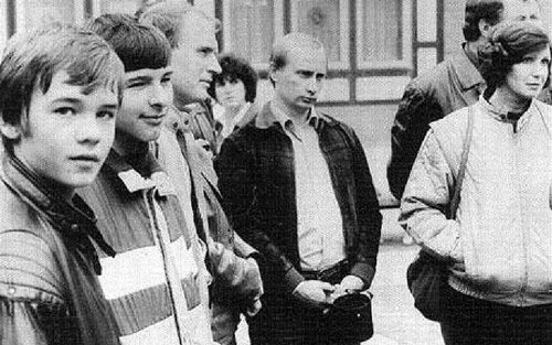 Tổng thống Putin (giữa) tại Berlin năm 1989 khi còn là một điệp viên của KBG.