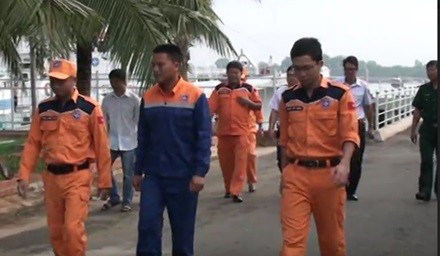 Thuyền viên Trần Văn Du (giữa) sau khi được đưa về bờ .