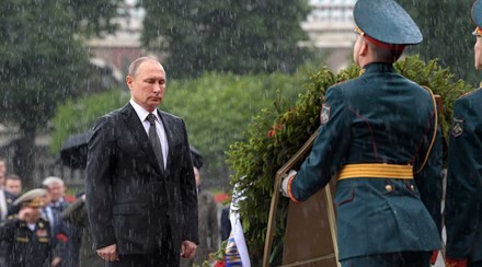  Ông Putin từ chối che ô khi tham gia lễ dâng hoa. Ảnh: RT