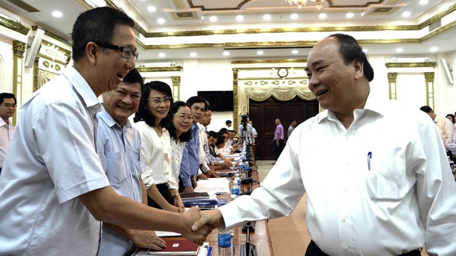 Thủ tướng Nguyễn Xuân Phúc trò chuyện cùng các đại biểu tham dự buổi làm việc với lãnh đạo TP.HCM sáng 23/6/2017