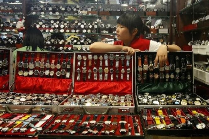 Một cửa hàng công khai bán đồng hồ giả nhãn hiệu lớn tại Bắc Kinh - Ảnh: Reuters