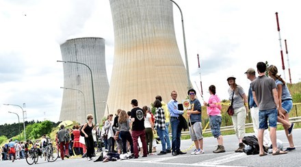 Dòng người xếp hàng dài để biểu tình ở Tihange (Bỉ). Ảnh: Reuters