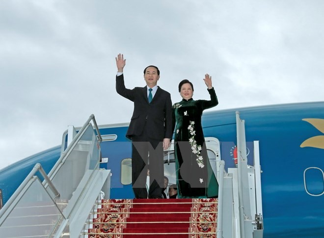 Chủ tịch nước Trần Đại Quang và Phu nhân tại sân bay Quốc tế Minsk. (Ảnh: Nhan Sáng/TTXVN)