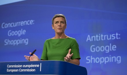 Giám đốc cạnh tranh EU Margrethe Vestager cho rằng, Google đã vi phạm quy tắc chống độc quyền của EU.