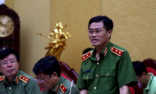 Trung tướng Đỗ Kim Tuyến trả lời báo chí tại cuộc họp báo. 