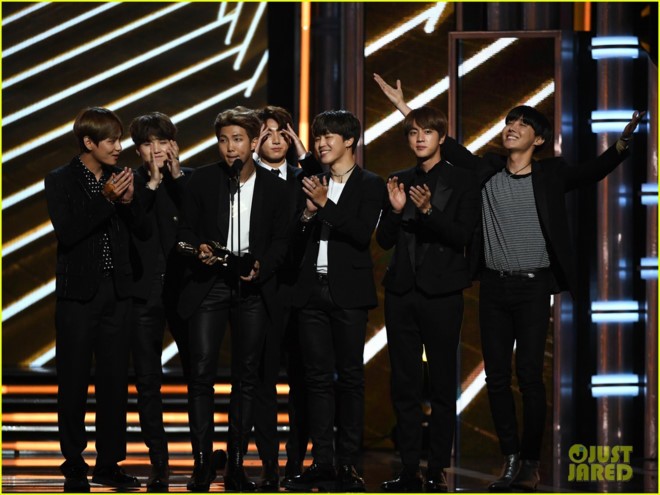 BTS nhận giải thưởng Top Social Artist tại Billboard Music Award 2017.