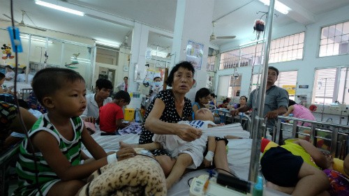 Trẻ điều trị bệnh sốt xuất huyết tại Bệnh viện Nhi đồng 1. 