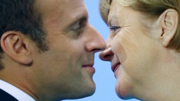 Tổng thống Pháp Emmanuel Macron và thủ tướng Đức Angela Merkel là hai nhà lãnh đạo đồng tình trong quan điểm về sự cần thiết của việc chống biến đổi khí hậu - Ảnh: Reuters