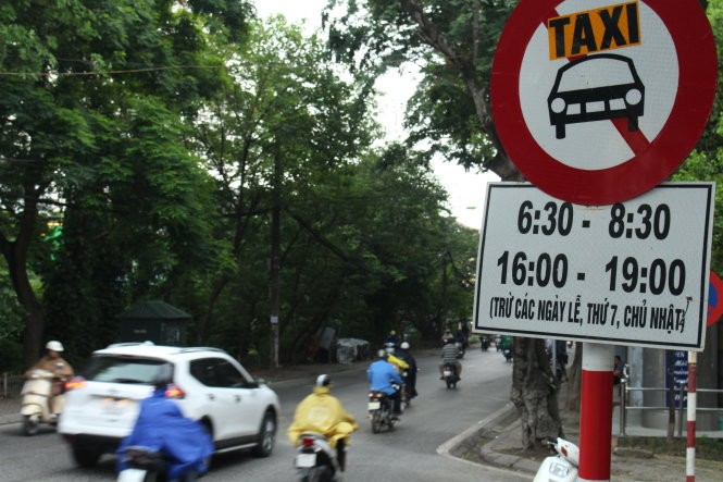 Sở Giao thông vận tải Hà Nội kiến nghị bổ sung biển báo phụ cấm xe hợp đồng dưới 9 chỗ ngồi hoạt động, trong đó có Grab, Uber, đối với tuyến đường cấm taxi