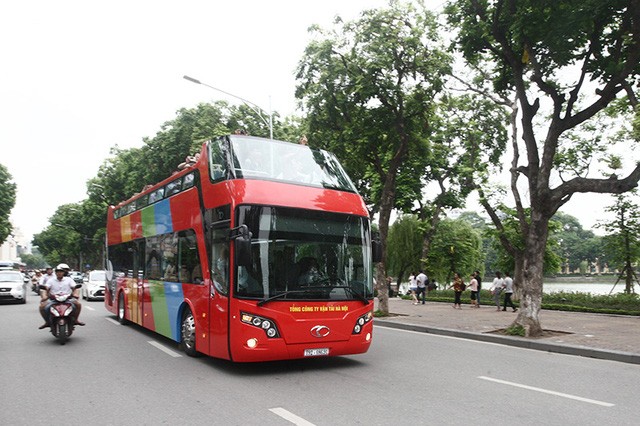 Hành trình đầu tiên của chiếc xe bus hai tầng mui trần này khá ngắn, khởi đầu phố Tràng Tiền rồi rẽ phải sang phố Đinh Tiên Hoàng...