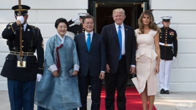 Tổng thống Mỹ Donald Trump cùng Đệ nhất phu nhân Melania đón tiếp tổng thống Hàn Quốc Moon Jae In và vợ tại Nhà Trắng - Ảnh: AFP