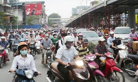Hà Nội hiện có 5,6 triệu phương tiện giao thông và lưu lượng đã vượt thiết kế mặt đường. 