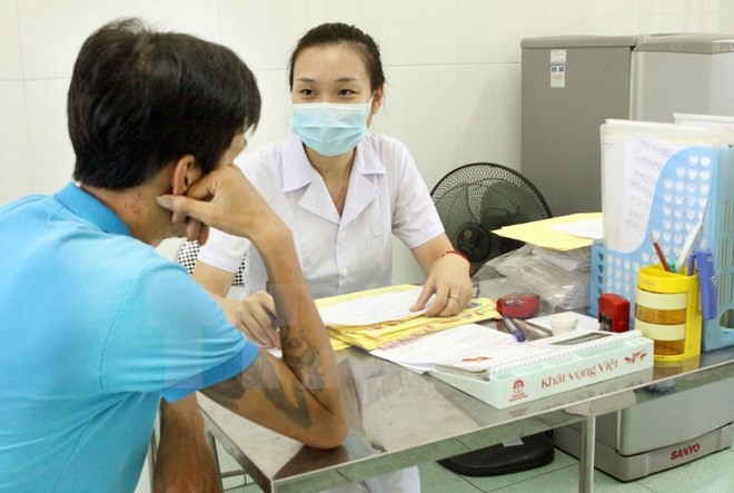 Nhân viên y tế khám, điều trị cho bệnh nhân HIV/AIDS.