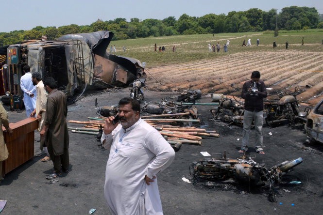 Hiện trường vụ nổ xe xăng hôm 25-6 ở huyện Bahawalpur - Ảnh: Reuters