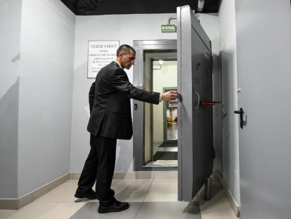 Một nhân viên mở cửa lối vào hầm trú ẩn ở Mátxcơva. Ảnh: Ria Novosti.