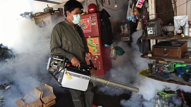 Phun thuốc diệt muỗi tại khu vực có lây nhiễm virút Zika ở Bangkok, Thái Lan - Ảnh: AFP