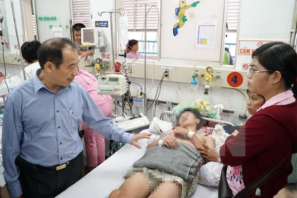 Đoàn công tác Cục Y tế dự phòng thăm Khoa bệnh Thần kinh-Nhiễm và Khoa Sốt xuất huyết của Bệnh viện Nhi đồng 1 Thành phố Hồ Chí Minh. 