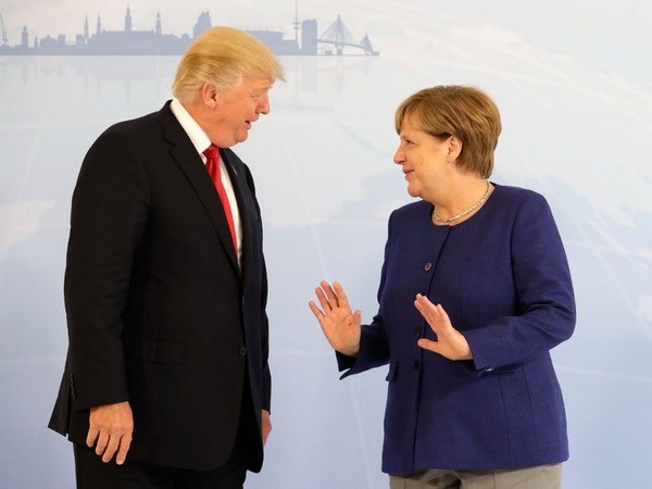 Tổng thống Mỹ Donald Trump và Thủ tướng Đức Angela Merkel gặp nhau tại Hamburg, Đức, ngày 6/7. Ảnh: Reuters.