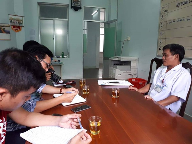 BS Nguyễn Đình Thoại - Phó giám đốc Bệnh viện Nhi Quảng Nam trao đổi về vụ việc.