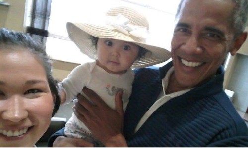 Jolene Jackinsky và con gái chụp ảnh selfie với Obama. Ảnh: Facebook.
