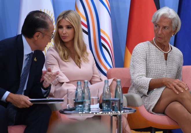 Ivanka Trump ngồi cạnh Chủ tịch Ngân hàng Thế giới Jim Yong Kim và Giám đốc Quỹ Tiền tệ Quốc tế Christine Lagarde trong một phiên thảo luận về vai trò của phụ nữ trong doanh nghiệp bên lề G20. Ảnh: AFP.