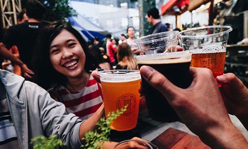 Bia thủ công đang dần trở nên phổ biến với người Việt. Ảnh: CNN