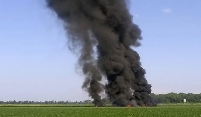 Lửa và khói bốc cao tại nơi máy bay KC-130 của hải quân Mỹ rớt tại hạt Leflore, bang Mississippi, Mỹ ngày 10/7 - Ảnh: AP/Jimmy Taylor