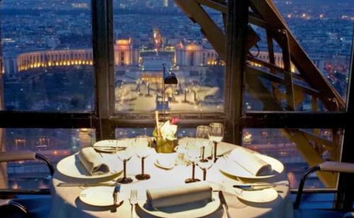 Tiệc tối tại nhà hàng Jules Verne trên tháp Eiffel. Ảnh: Alamy.