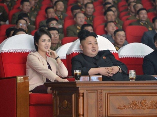 Bà Ri Sol-ju xuất hiện bên cạnh chồng, lãnh đạo Triều Tiên Kim Jong-un, trong bức ảnh do hãng thông tấn KCNA đăng tải hồi tháng 12/2016. Ảnh: KCNA