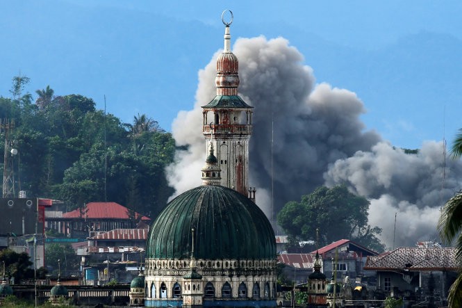 Cột khói bốc lên sau đợt không kích của không quân Philippines tại Marawi - Ảnh: Reuters