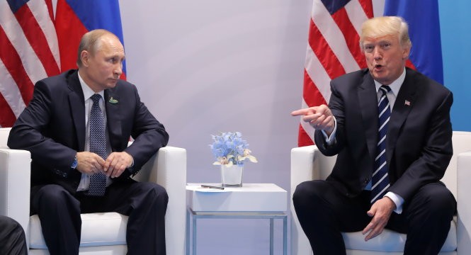 Tổng thống Nga Putin và tổng thống Mỹ Trump tại cuộc gặp song phương ngày 7-7 - Ảnh: Reuters