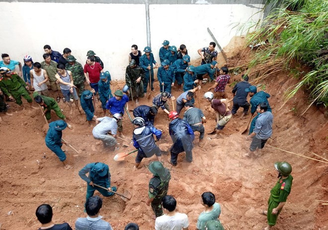 Lực lượng chức năng khẩn trương khắc phục thiên tai tại thị trấn Vinh Quang, huyện Hoàng Su Phì, tỉnh Hà Giang.