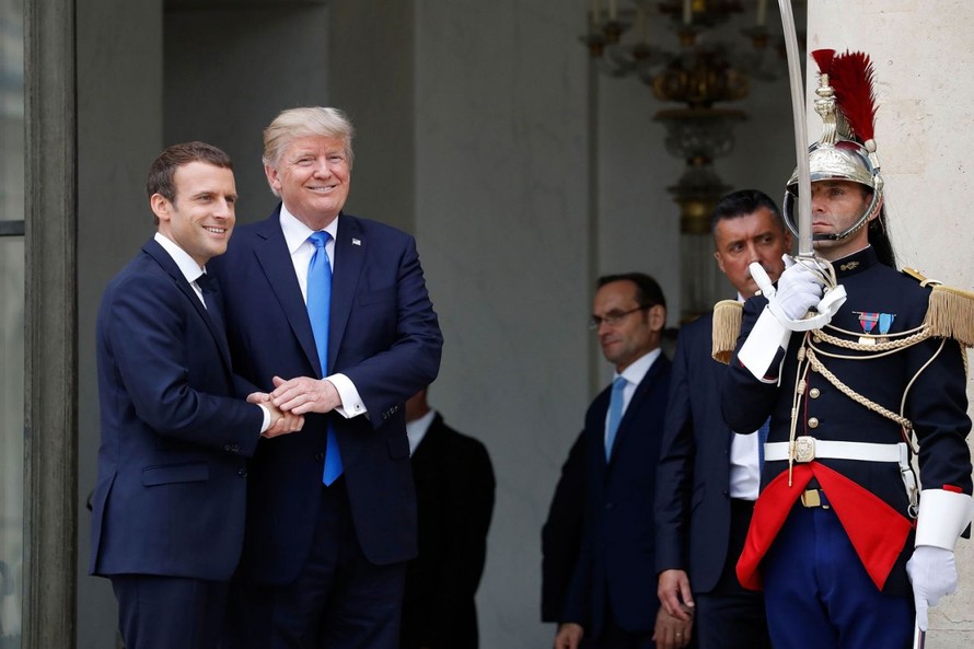 Tổng thống Pháp Emmanuel Macron (trái) và Tổng thống Mỹ Donald Trump tại Điện Elysee ngày 13/7