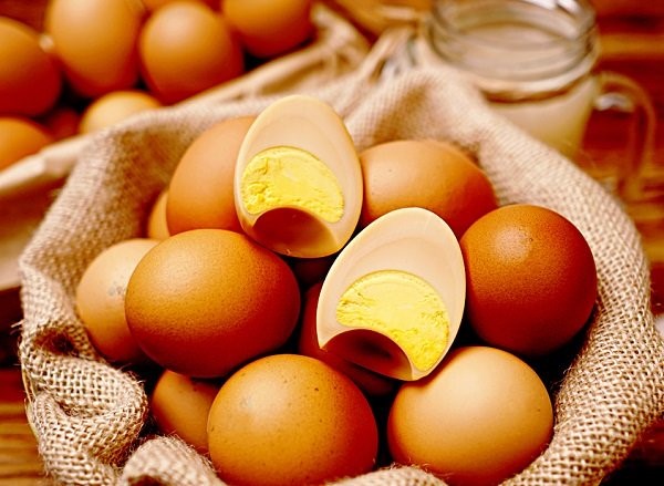 Loại trứng gà xông khói Hàn Quốc xuất hiện trên thị trường gần đây đang khiến nhiều người tò mò .