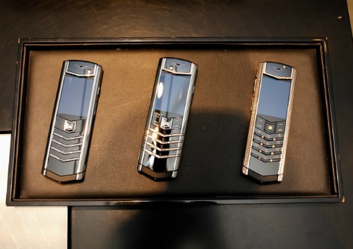 Ba mẫu điện thoại từng được Vertu sản xuất dành riêng cho thị trường Việt Nam với giá khởi điểm là 345 triệu đồng.