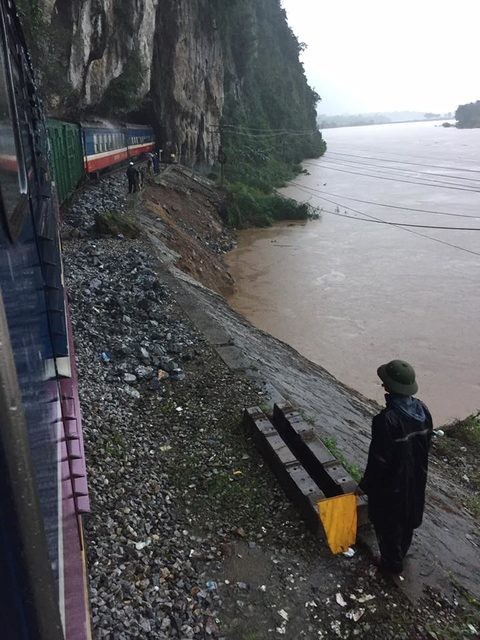 Tàu hỏa chạy qua địa phận các tỉnh Bắc miền Trung bị ảnh hưởng lớn vì bão số 2