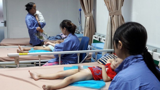 Trẻ bị sùi mào gà ở Hưng Yên đang được điều trị tại Bệnh viện Da liễu T.Ư