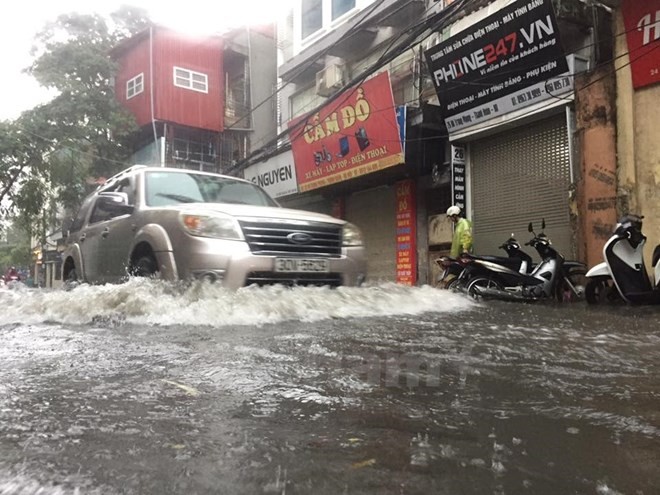 Nhiều tuyến phố Hà Nội bị ngập sâu.