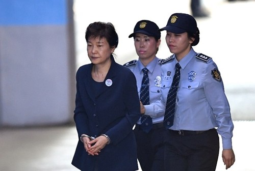 Cựu tổng thống Hàn Quốc Park Geun-hye hôm 25/5 tới tòa án quận trung tâm Seoul dự phiên tòa về bê bối tham nhũng. Ảnh: AFP.