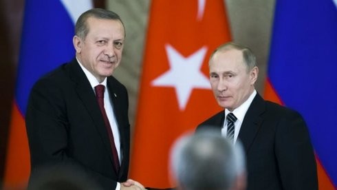 Tổng thống Thổ Nhĩ Kỳ, ông Tayyip Erdogan (trái) bắt tay tổng thống Nga Vladimir Putin sau cuộc hội đàm tại điện Kremlin, Matxcơva ngày 10-3 vừa qua - Ảnh: Reuters