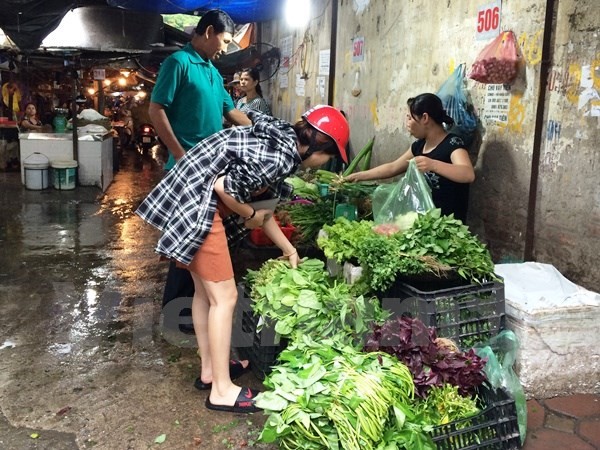 Người tiêu dùng chọn mua rau tại chợ Đại Từ. 
