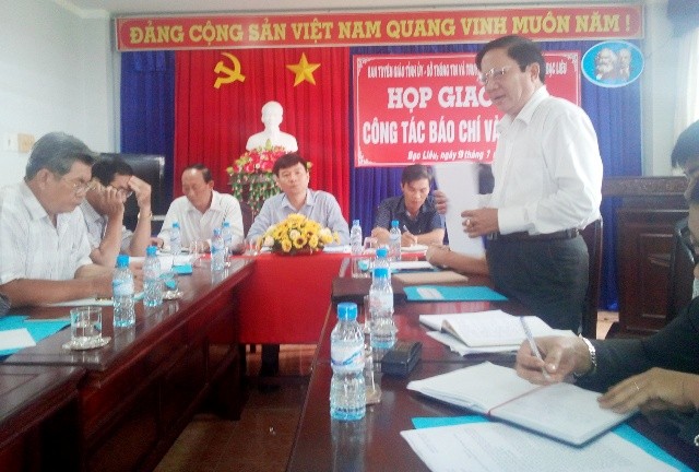 Phó Giám đốc Sở Y tế tỉnh Bạc Liêu Nguyễn Minh Tùng (người đứng) khẳng định: Việc bán đấu giá chiếc xe Land Cruiser của Trung tâm Y tế dự phòng tỉnh Bạc Liêu là đúng quy định.