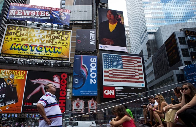 Nhiều quảng cáo có thể gây ra sự nhầm lẫn, hình ảnh chụp ở quảng trường Thời đại, Mỹ. (Nguồn; Getty Images)