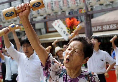 Người cao tuổi tập thể dục ở Tokyo, Nhật Bản. Ảnh: AFP.