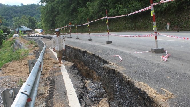 Vết nứt, sụt lún nghiêm trọng tại km 67 trên quốc lộ 217, đoạn qua xã Mường Mìn, huyện Quan Sơn (Thanh Hóa)