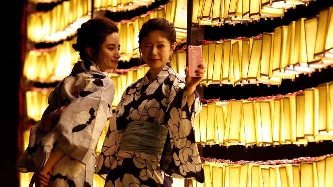 Phụ nữ Nhật trong trang phục truyền thống kimono tại lễ hội Mitama ở Tokyo ngày 13-7 - Ảnh: Reuters