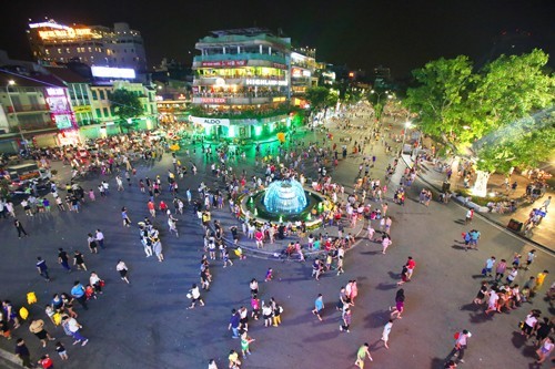 Quận Hoàn Kiếm đề xuất chỉ tổ chức không gian đi bộ Hồ Gươm vào các tối cuối tuần, thay vì từ tối thứ sáu đến tối chủ nhật như hiện nay.
