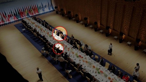 Khung cảnh bữa tiệc tối nhìn từ trên cao, trong đó Tổng thống Trump được xếp ghế ngồi phía bên kia so với Tổng thống Putin và bà Melania Trump, đệ nhất phu nhân Mỹ. Ảnh: NBCNews.